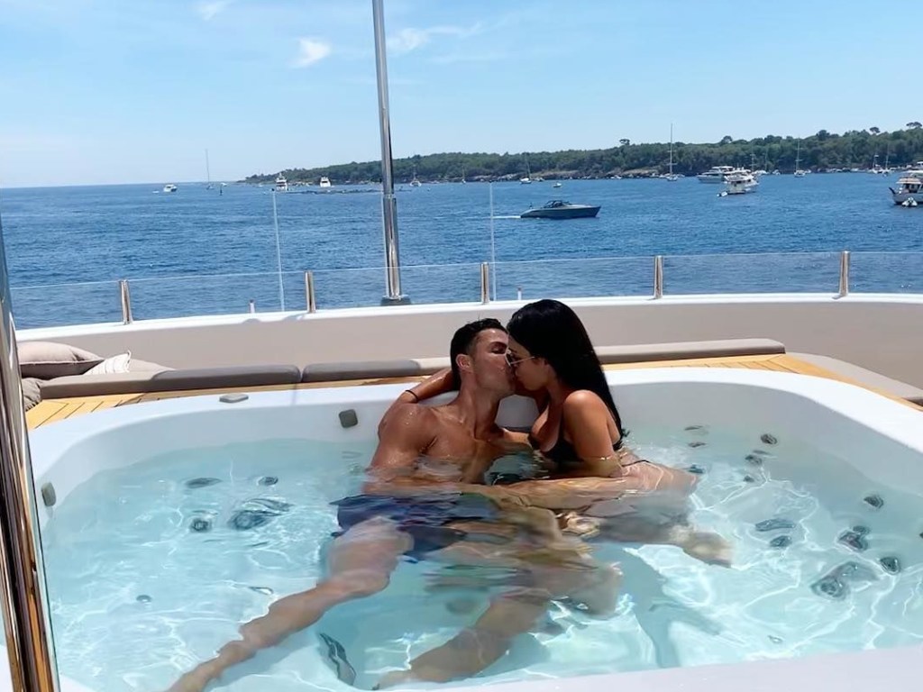 «В купальнике на  красном скутере»: соблазнительная подруга Роналду отдыхает в Монако (ФОТО)