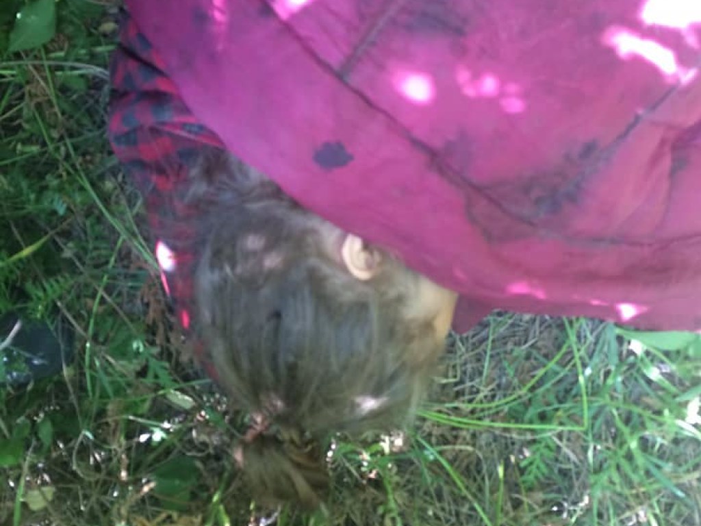 Искали 6 дней с авиацией: 16-летнюю девушку нашли в траве возле заброшенного дома на Харьковщине (ФОТО)