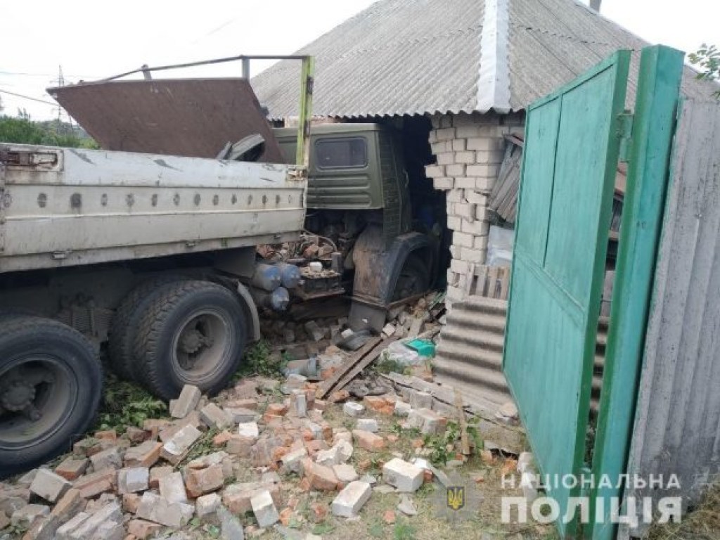 58-летний водитель за рулем грузовика протаранил жилой дом на Харьковщине (ФОТО)