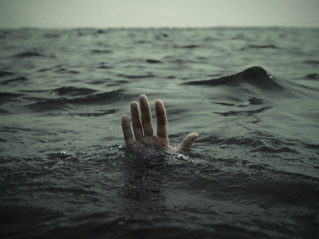 В Запорожье дети вытащили утопающего, но он еще раз пошел в воду: тело нашли спасатели