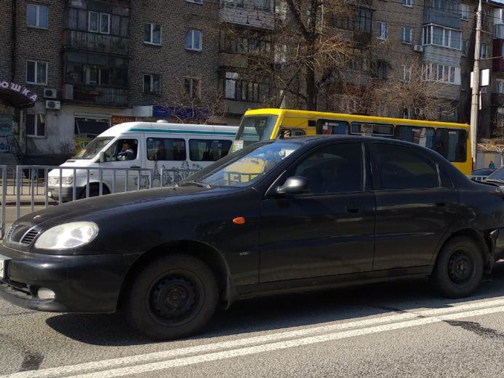 В Днепре мужчина уселся прямо посредине оживленной дороги (ВИДЕО)