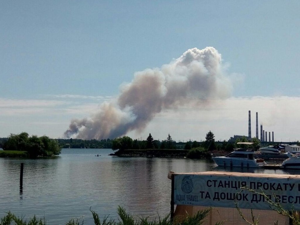 В Днепре масштабный пожар: горят поля (ФОТО)