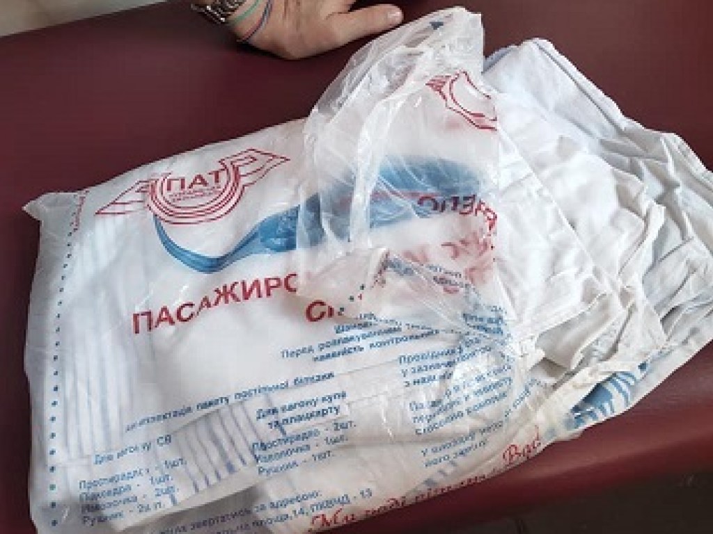 «Укрзализныця» раздает пассажирам пакеты с «сюрпризом»: спать невозможно (ФОТО)