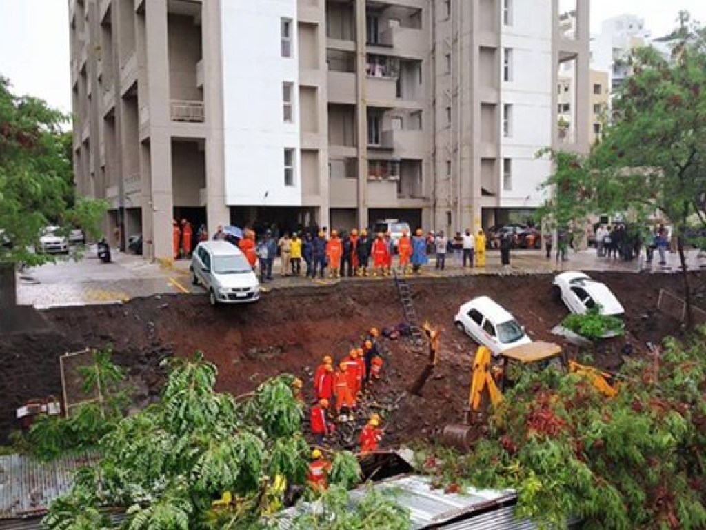 В результате обильных дождей в Индии погибло 30 человек