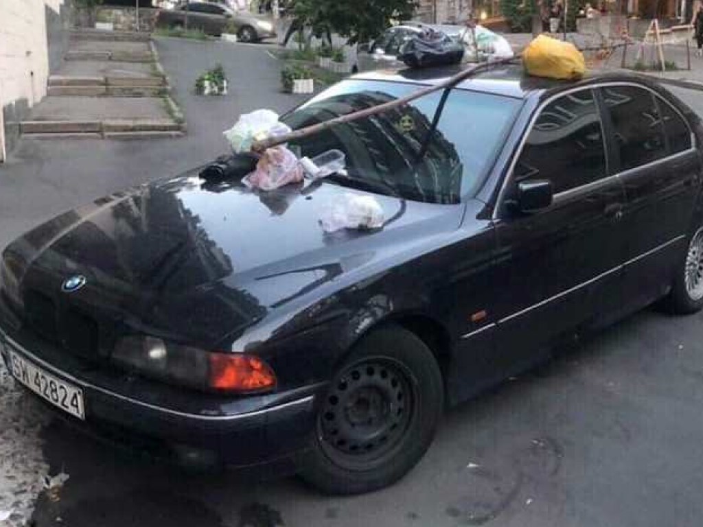 В центре Киева за хамскую парковку наказали евробляхера (ФОТО)