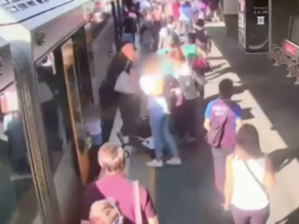 На видео попало падением малыша под поезд