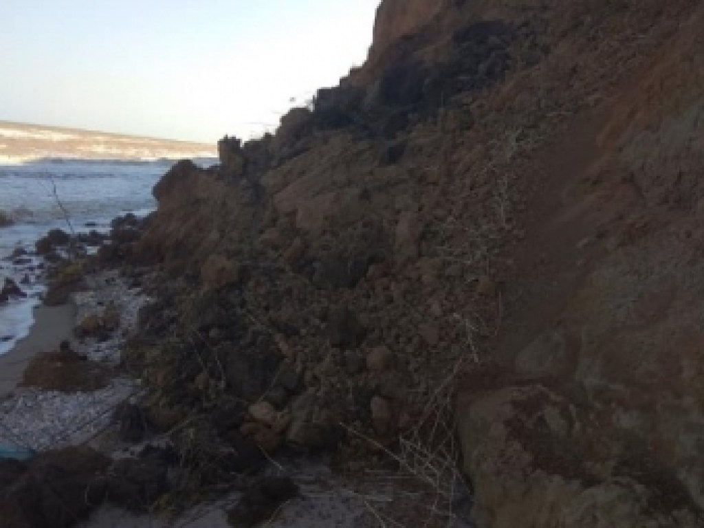 ЧП на курорте: на берегу Азовского моря грунт обрушился прямо на пляж (ФОТО)