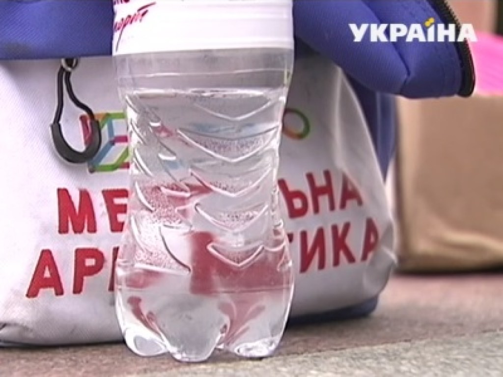 Киевлянка приобрела минеральную воду с червяком (ФОТО)