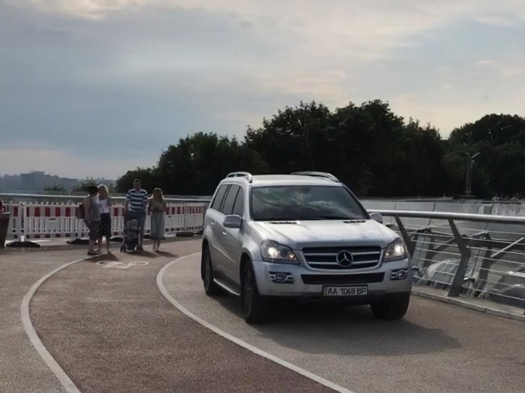 В Сети посмеялись над размером штрафа хамоватому водителю Mercedes за парковку на «мосту Кличко»