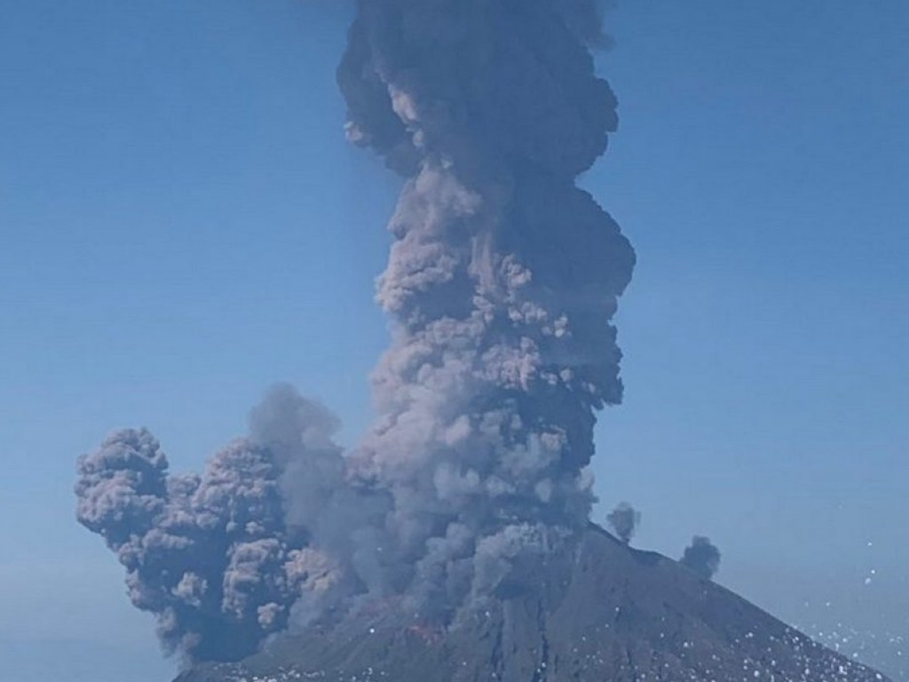 На итальянском острове проснулся вулкан: фото и видео