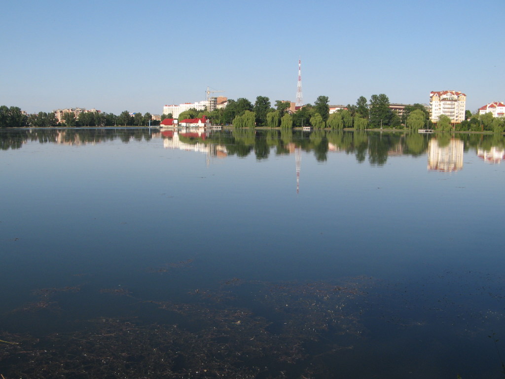 В Ивано-Франковске мужчина в водоеме наступил на труп утопленницы