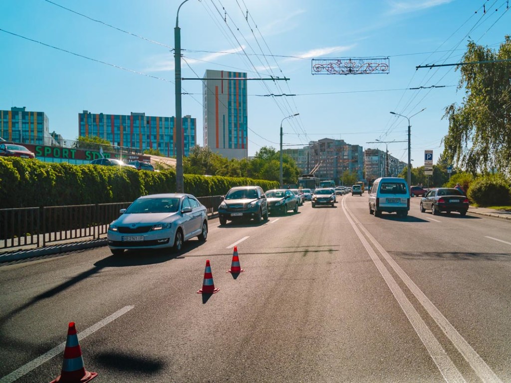 В результате тройного ДТП в Днепре образовалась длинная пробка (ФОТО)