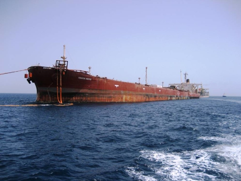 Супертанкер с нефтью был задержан силовиками в Гибралтаре