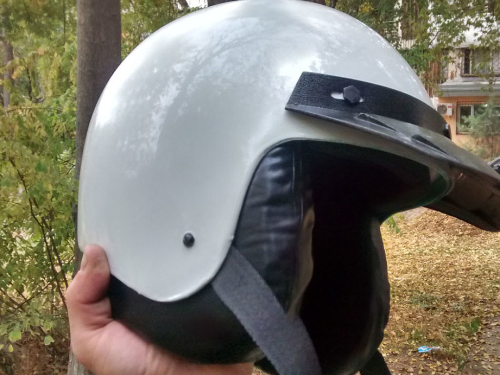 В Киеве курьер избил шлемом мужчину за сделанное замечание (ВИДЕО)