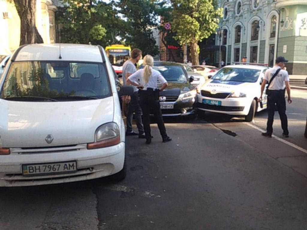 В Одессе полицейские врезались в Honda, образовалась пробка (ФОТО)