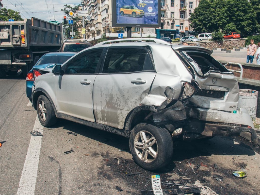 Приступ эпилепсии: в столице водитель Volkswagen разбил три авто (ФОТО)