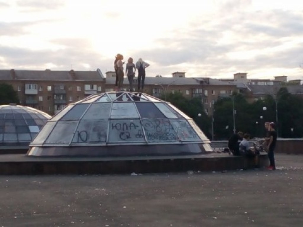 Пьяные подростки в Киеве занялись опасными забавами (ФОТО)