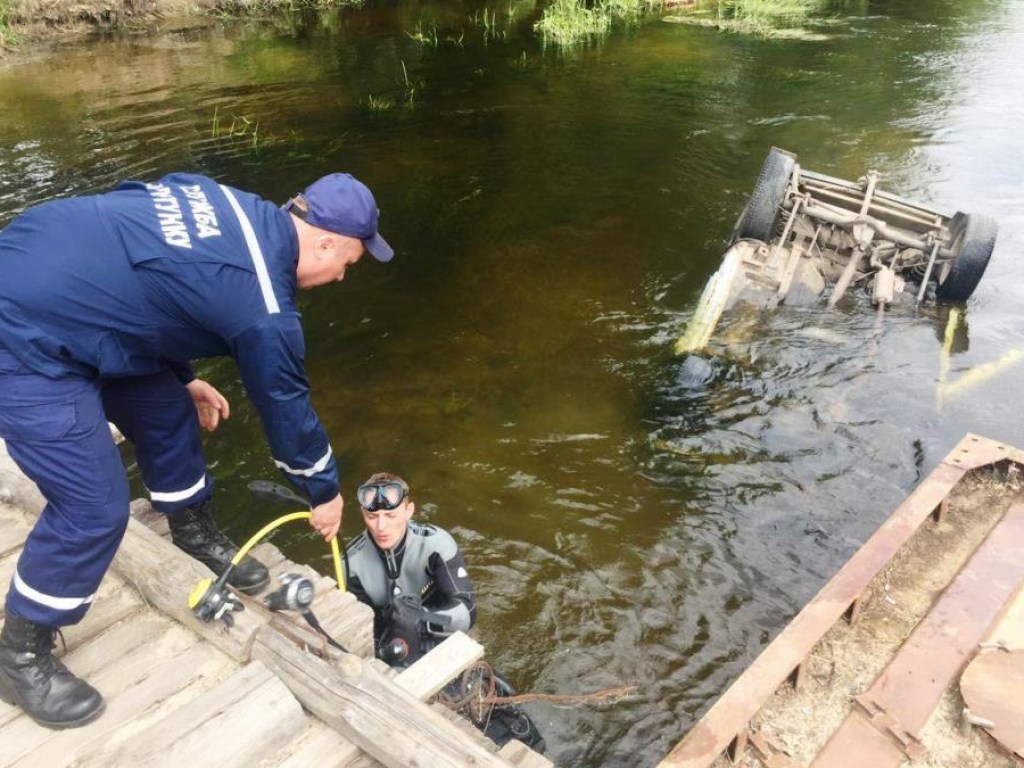 В Черниговской области «Нива» рухнула с моста в реку: водитель погиб (ФОТО)