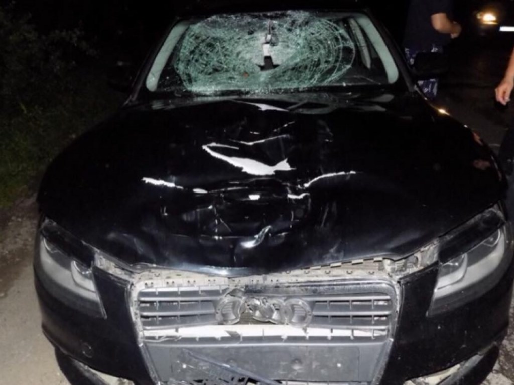 На Закарпатье 19-летний водитель элитного Audi насмерть сбил 55-летнего мужчину (ФОТО)
