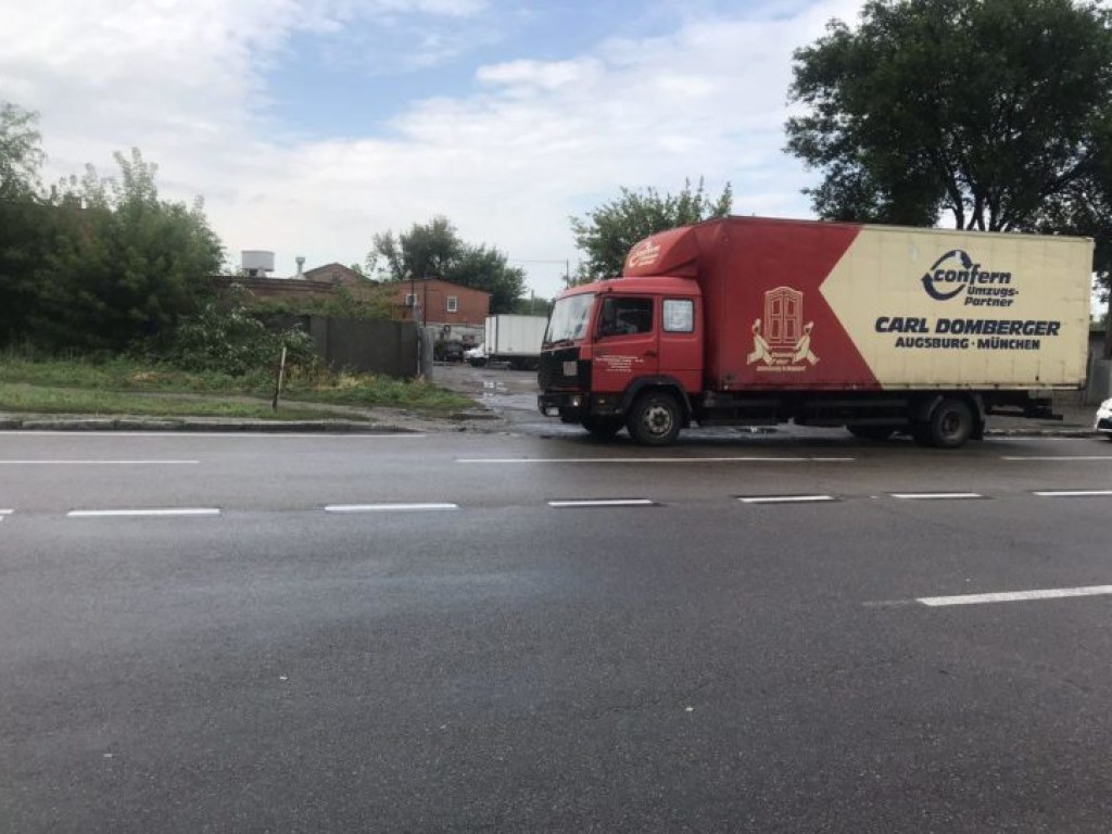 В Днепре столкнулись Opel и грузовик: водитель автомобиля скрылся (ФОТО)