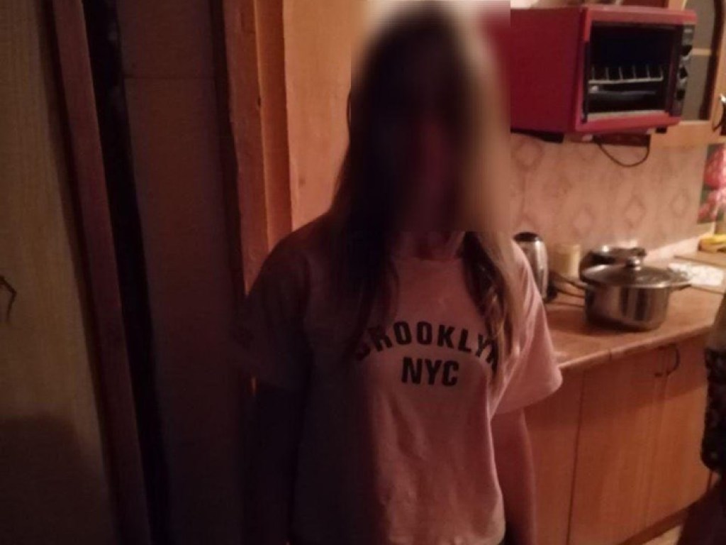 «Сбежала из дому из-за пьянства в семье»: в Днепре патрульные нашли 14-летнюю девочку (ФОТО)