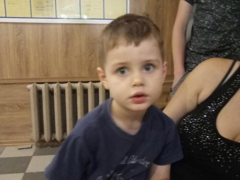 Полицейские Одессы разыскивают родителей 4-летнего малыш (ФОТО)