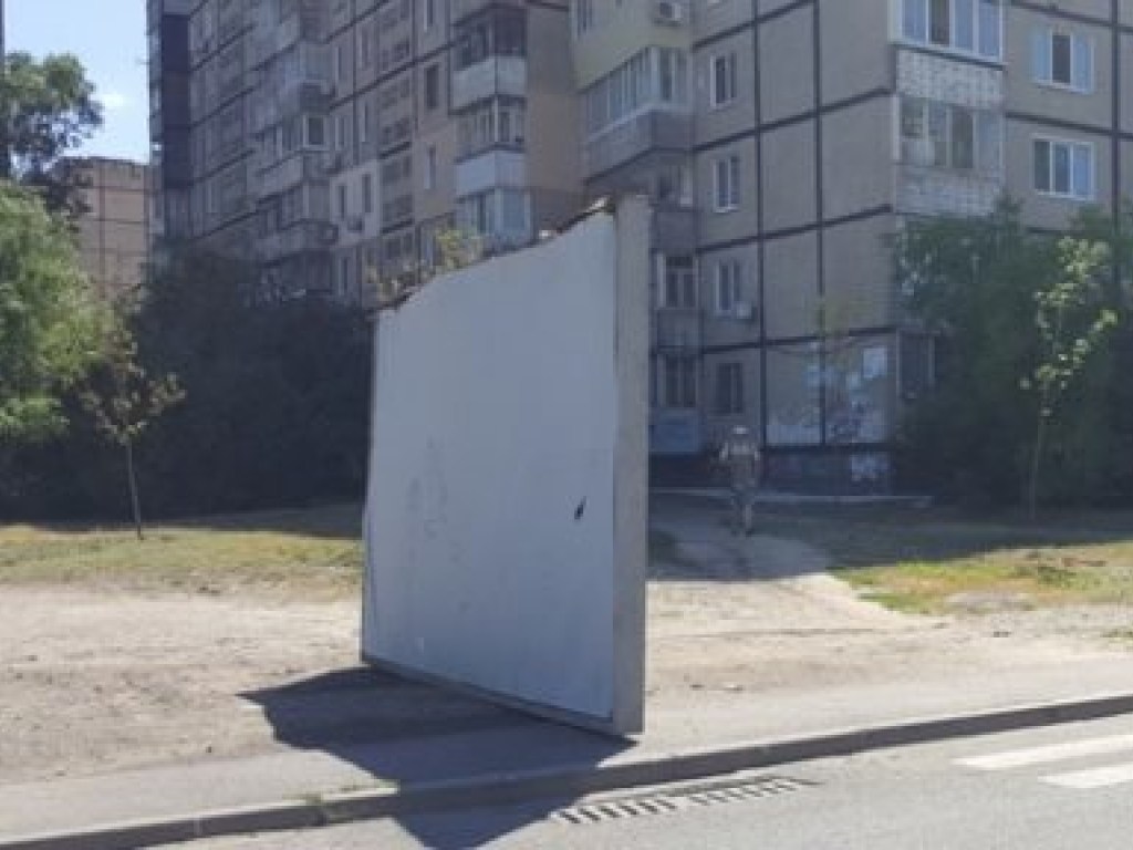 В Днепре из-за шквального ветра на тротуар рухнул билборд (ФОТО)