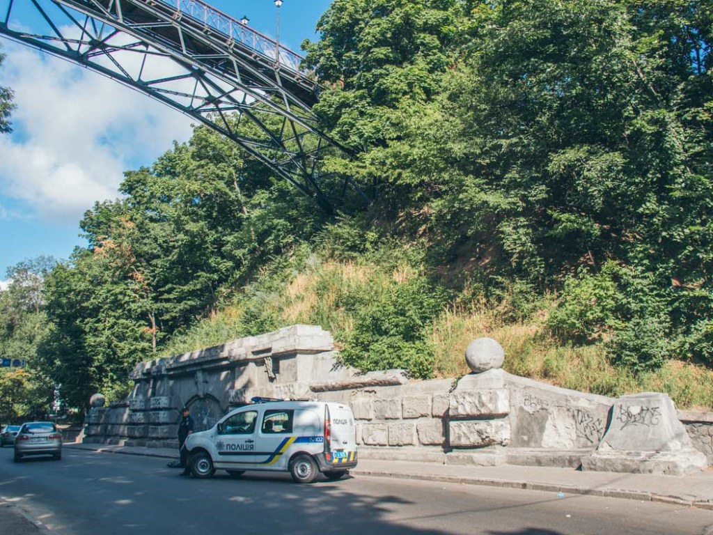 Трагедия в Киеве: мужчина прыгнул с Моста влюбленных на проезжую часть (ФОТО)