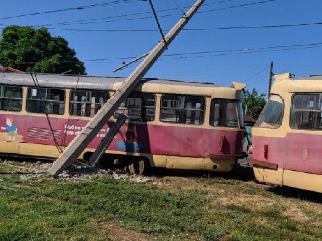 В Харькове трамвай врезался в столб (ФОТО)