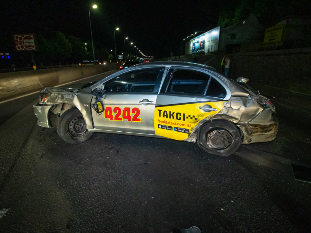 В Киеве пьяный водитель иномарки врезался в такси, где был 2-летний ребенок (ФОТО, ВИДЕО)