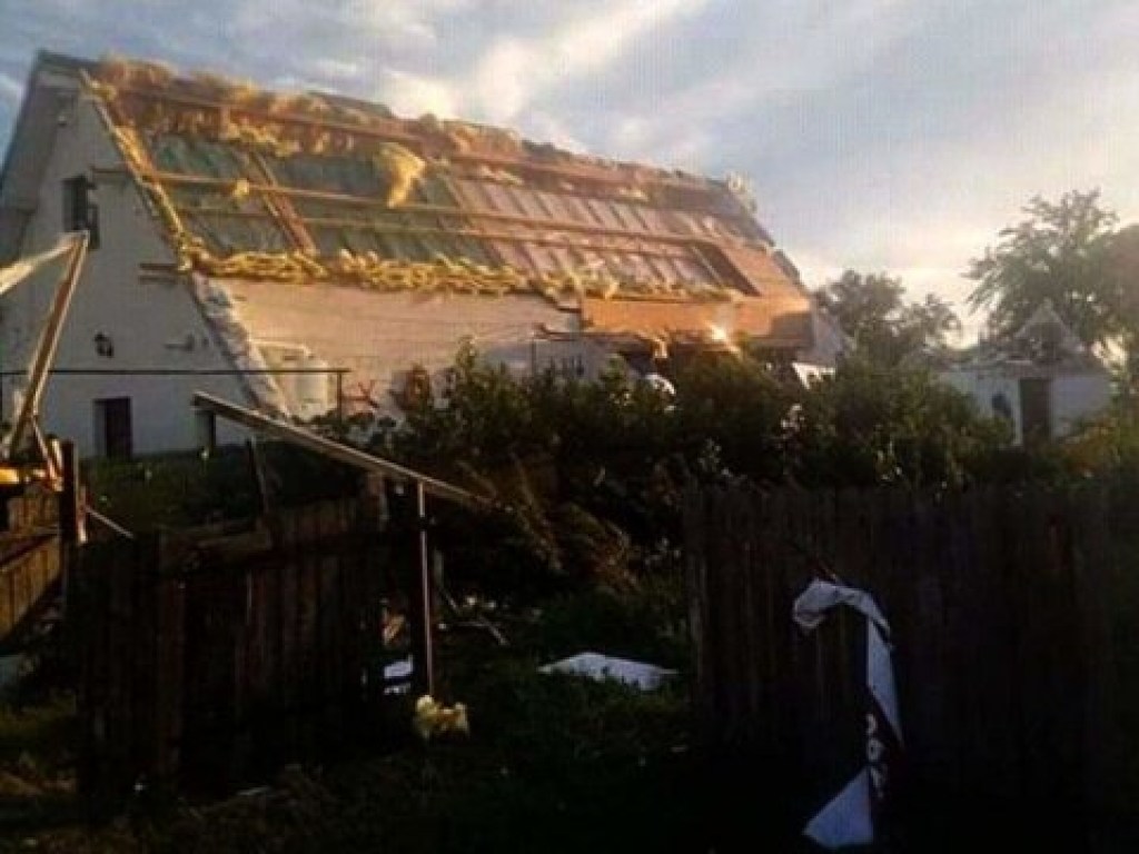 В Румынии вихрем торнадо развалило дома, пострадали люди (ФОТО)