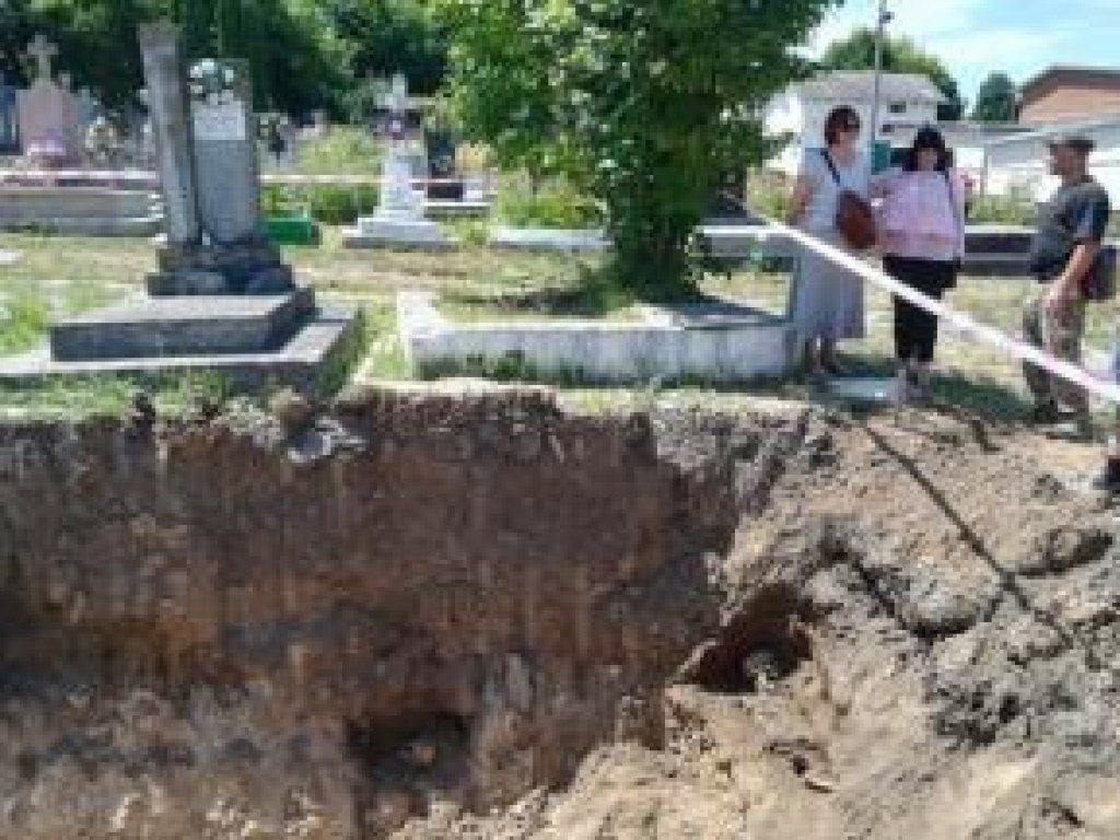 В Тернополе рыли котлован и нашли человеческие останки: рабочие незаконно вывезли их на свалку (ФОТО)