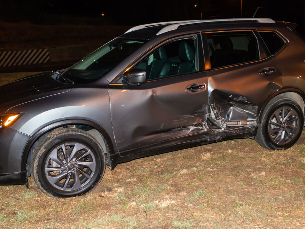 В Днепре пьяная девушка за рулем Nissan Micra разбила Nissan Rogue (ФОТО, ВИДЕО)