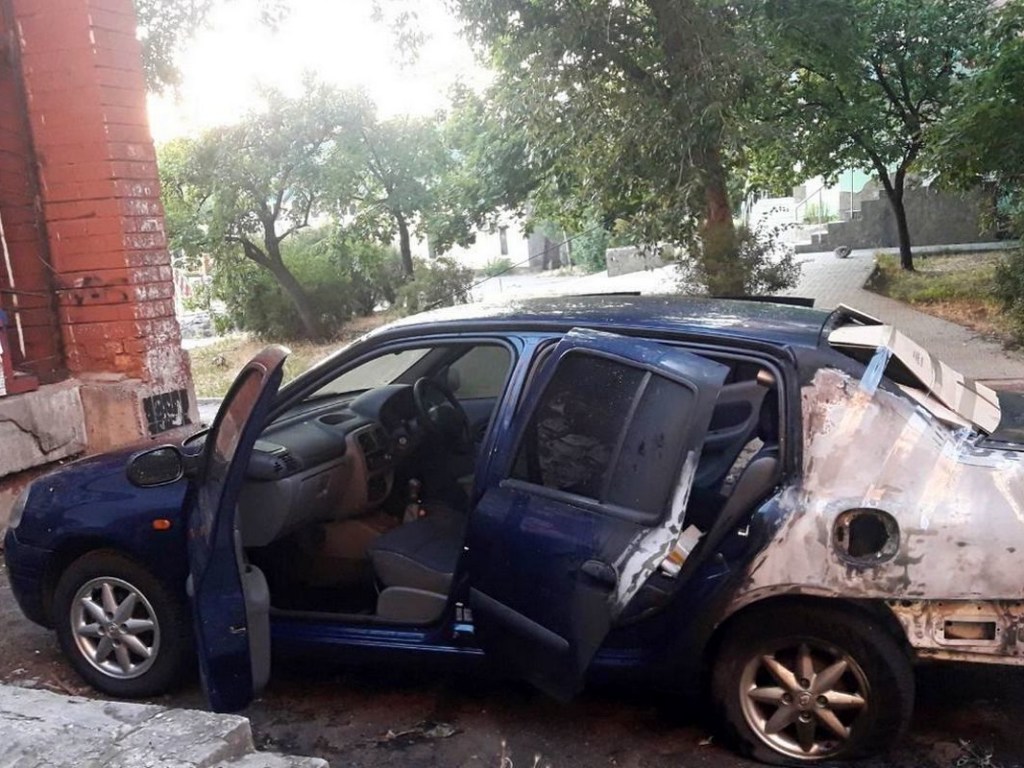 Подозревают поджог: В Днепре сгорело припаркованное авто Renault (ФОТО)