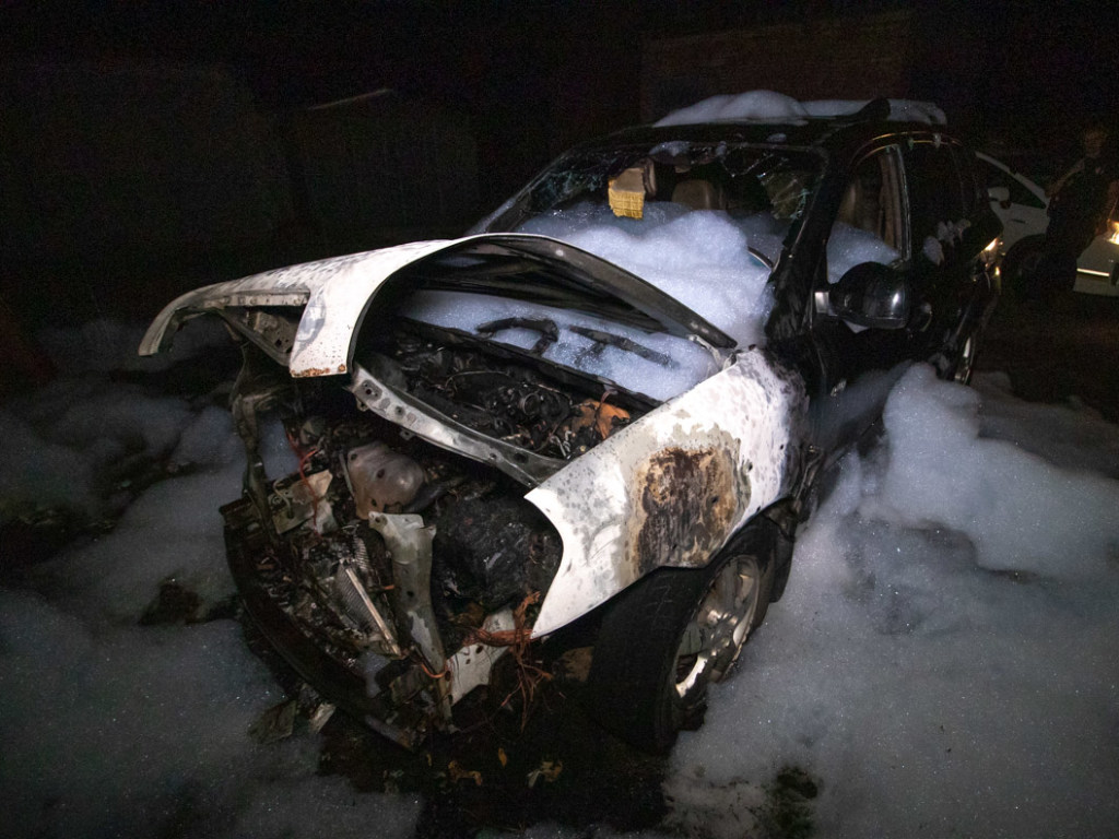 Во дворе на Воскресенке сгорел внедорожник Hyundai (ФОТО, ВИДЕО)
