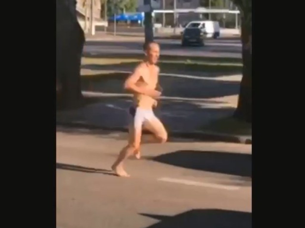 По улицам Николаева бегал полуголый мужчина (ВИДЕО)