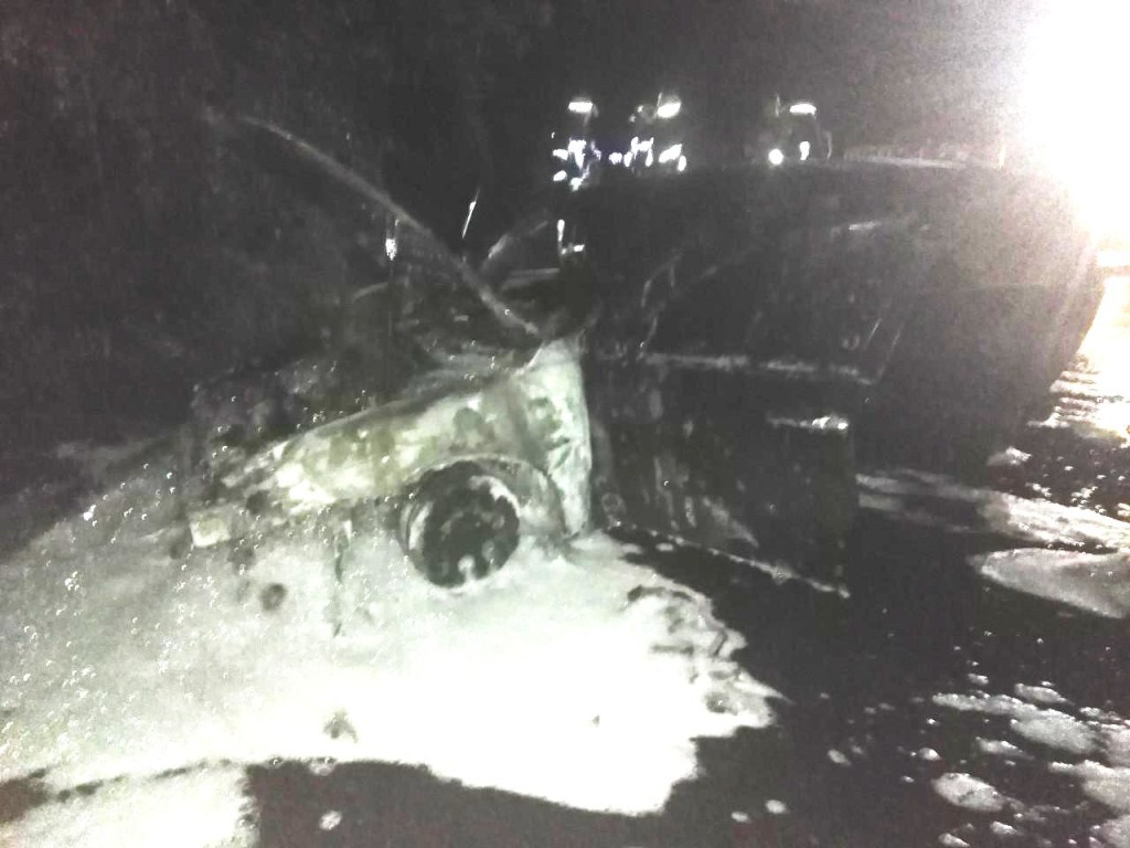 Ночью в Запорожье сгорело авто Alfa Romeo (ФОТО)