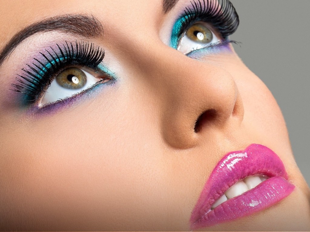 «Аккуратно с макияжем»: Слишком яркий цвет на щеках «накинет» десяток лет