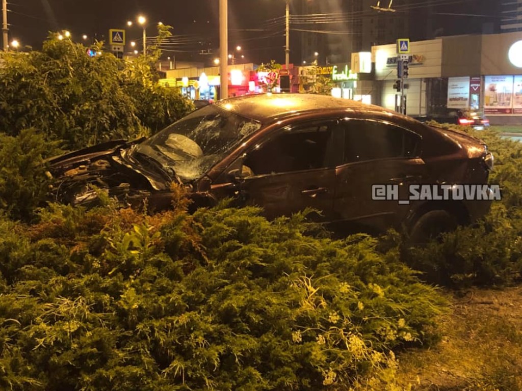 В Харькове Mazda снесла бордюр после столкновения с Kia: все участники ДТП попали в больницу (ФОТО)