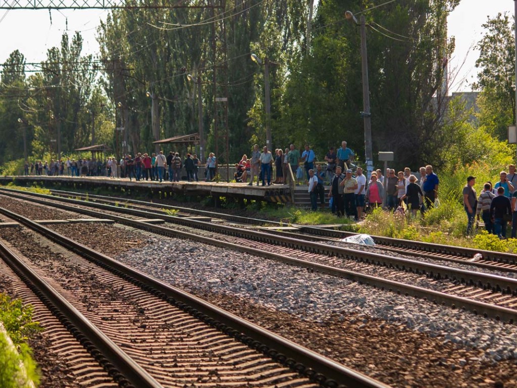 В Днепре поезд насмерть сбил 50-летнего мужчину (ФОТО, ВИДЕО)