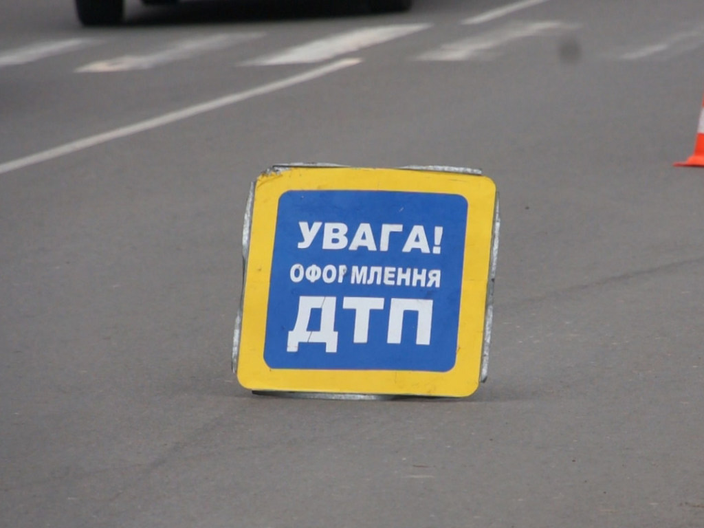 На Нивках в Киеве мужчина обокрал погибшего в ДТП человека (ВИДЕО)