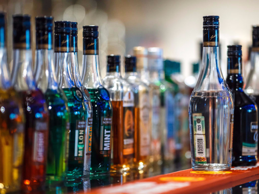 В Запорожье дорогой алкоголь на 200 тысяч гривен вылили в сточную канализацию (ВИДЕО)