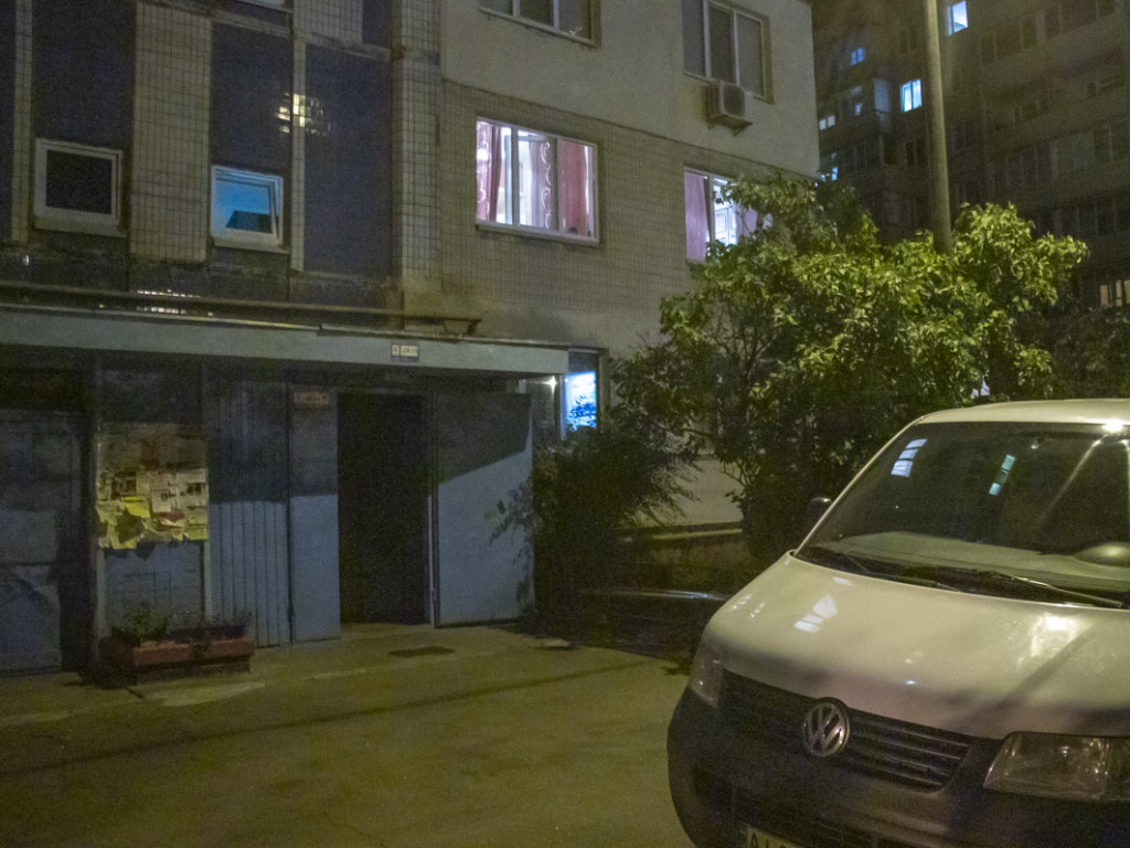 53-летнего мужчину нашли повешенным в собственной квартире на столичной Троещине (ФОТО)