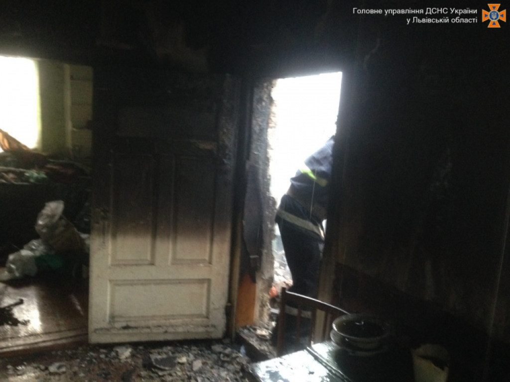Во Львовской области в частном доме взорвался телевизор: огонь сильно повредил строение  (ФОТО)