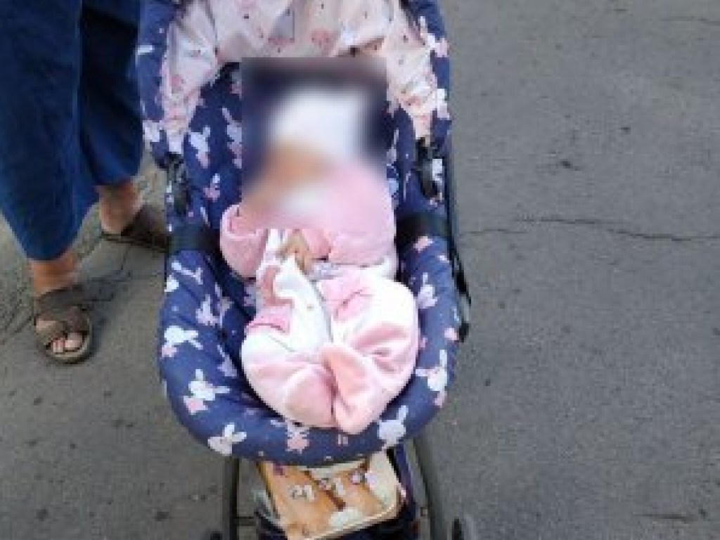 Пьяные жители Ровно подбросили своего младенца посетителю кафе (ФОТО)