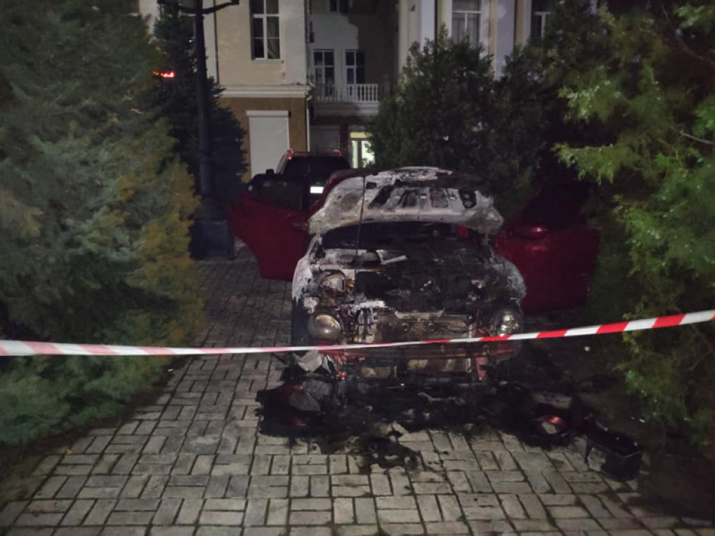 В Херсоне во дворе сожгли авто доверенного лица кандидата в народные депутаты (ФОТО)