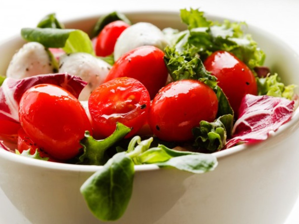 «Фигура будет в порядке»: Легкий салат из помидоров с огурцами и моцареллой