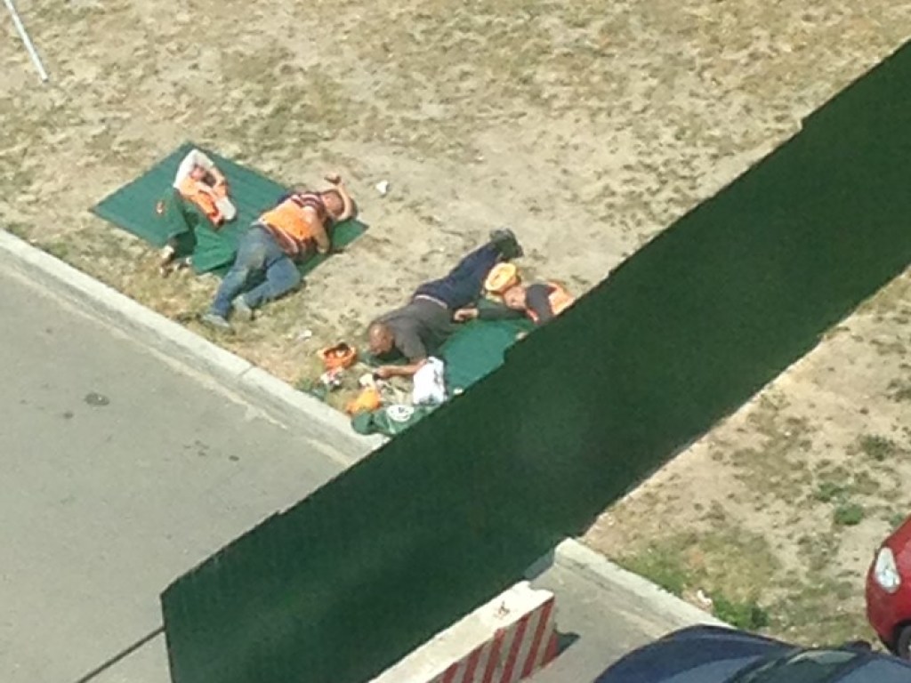 Строительство метро на Виноградарь: очевидцы опубликовали фото спящих рабочих