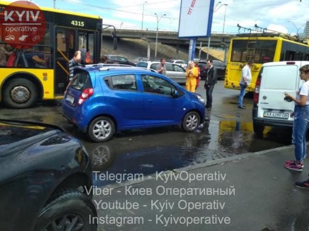 У столичной станции «Почайна» автобус врезался в припаркованную возле остановки легковушку (ФОТО)