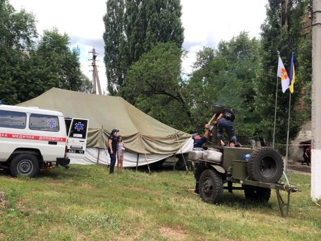 В Лисичанске ГСЧС эвакуировала жильцов аварийного дома (ФОТО)